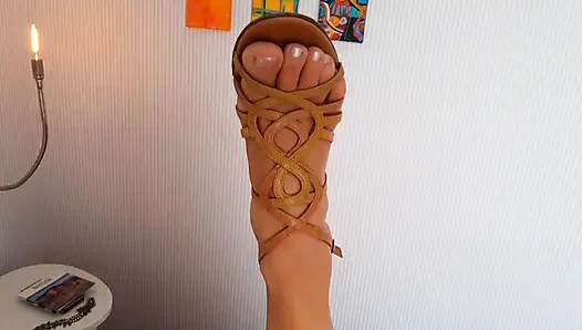 Selena dicrot di dalam sambil pakai sepatu hak tinggi!