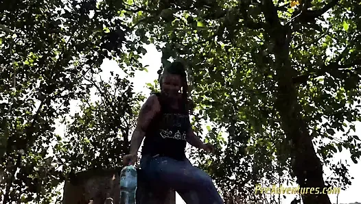 Kencing di ladang jagung - kencing sendiri sambil ngobrol dengan pacarnya di telepon