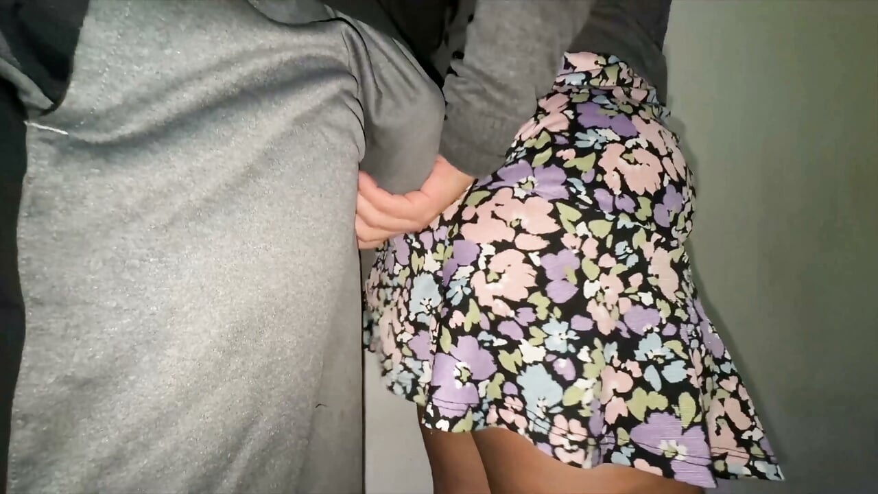 大屁股女人摸陌生人的勃起肉棒。露出雞巴！！