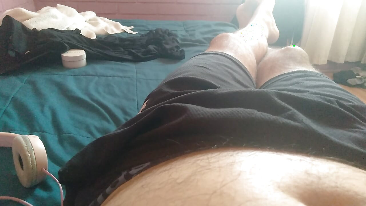 年輕男人喜歡被人看他炫耀他的雞巴，操機器