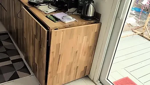 Geile schöne süße teenager-masturbation von oben mit dildo und blowjob geschossen