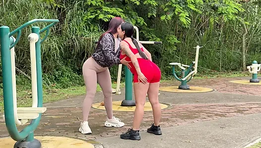 Guru yoga Anitta Miller memanfaatkan kegembiraan jeniferPlay