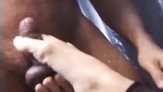 Cewek jerman ini lagi asik ngasih kaki terbaiknya