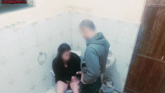 私のバーで何が起こったのか見てください、女性はトイレに行き、男は続きました!