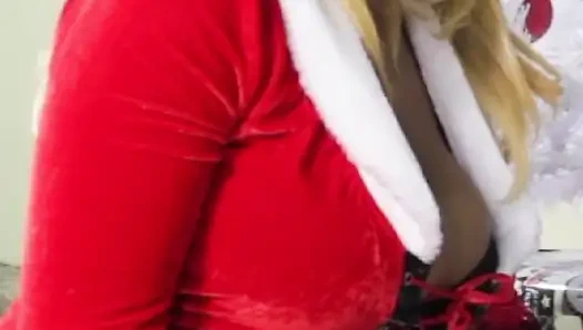 Sexy Nina rivera spielt mit ihrer muschi und lutscht Don Hurens schwanz unter dem weihnachtsbaum