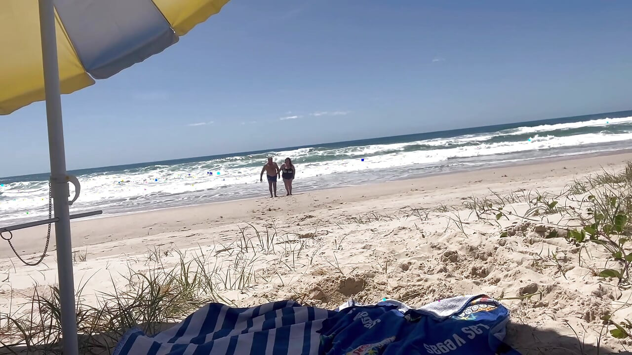 Tonton Kami Berkongkek dan Menghisap Di Pantai
