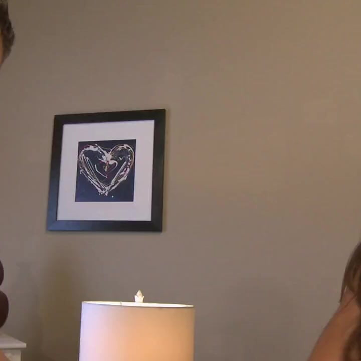 Slender milf geme alto enquanto um jovem garanhão está fodendo ela com força