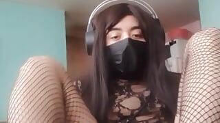 Chica gamer se pone cachonda antes de empezar a jugar