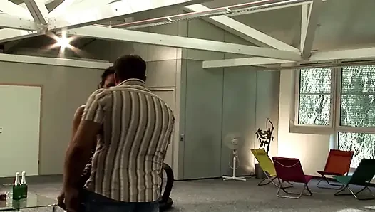 Büyük memeli Fransız sürtük üçlü grup sekste sert çift sikiliyor