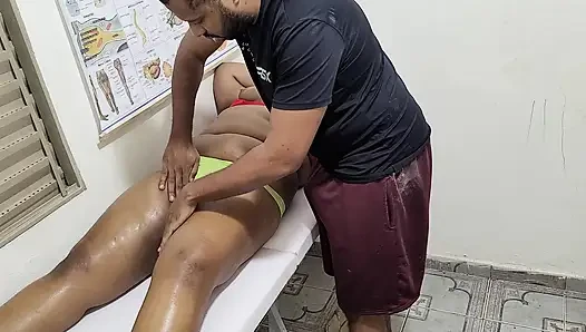 Yaramaz tombul kıza sıcak masaj