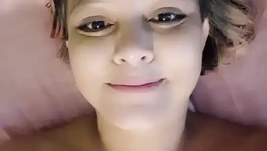 Oyuncağıyla taze banyo yapıyor