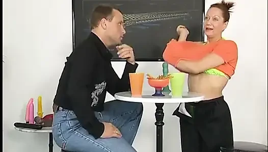 Симпатичная милфа мастурбирует игрушкой ее киску на кастинге