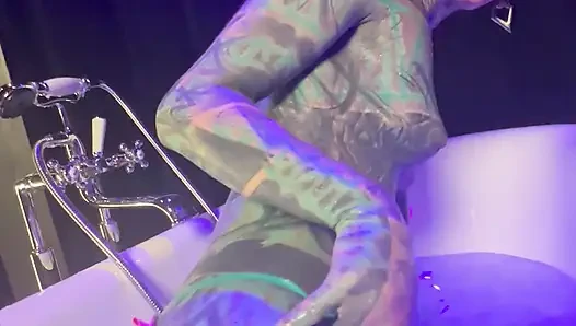 Godaan lateks bak mandi + solo menanggalkan pakaian