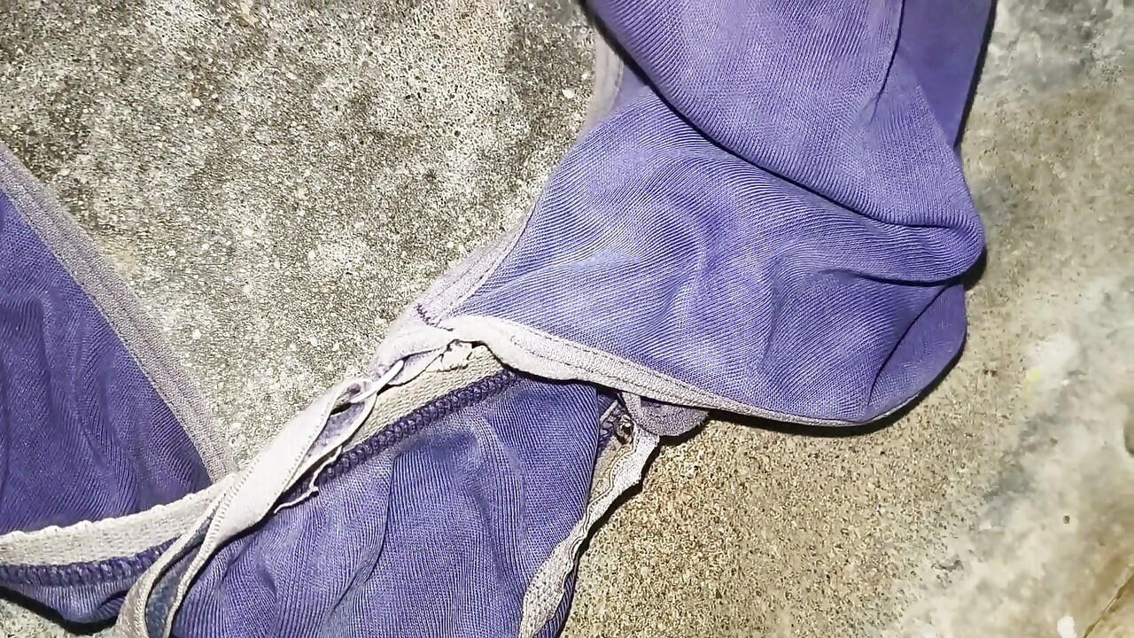 Nilabasan ako sa bra ng stepmom ng kaibigan ko