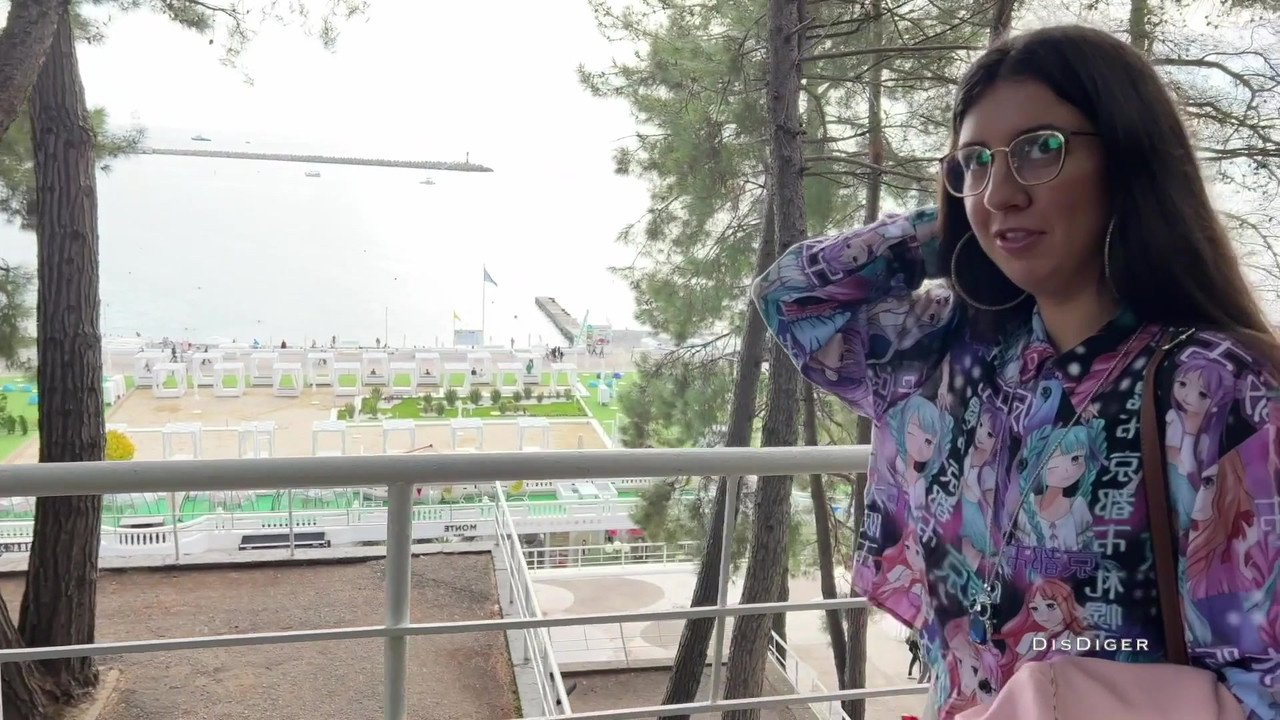 在街上捡到一个美眉，操了她，还戴上了她的眼镜