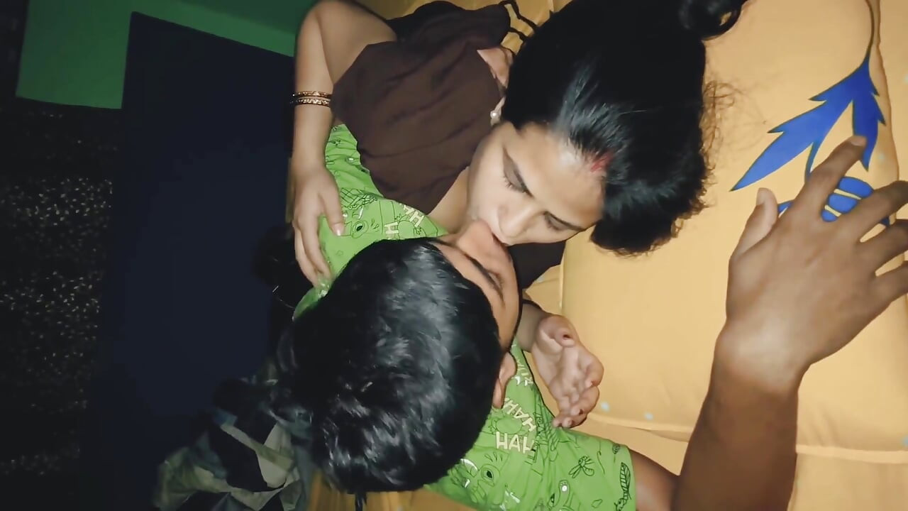 Azgın evli kadın latika kiss romantizmi