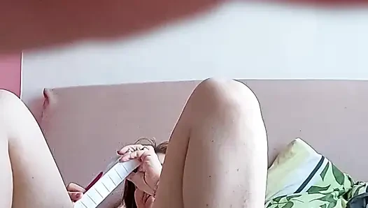 Cewek sange ini lagi asik muasin memeknya pakai vibrator sampai muncrat berantakan!