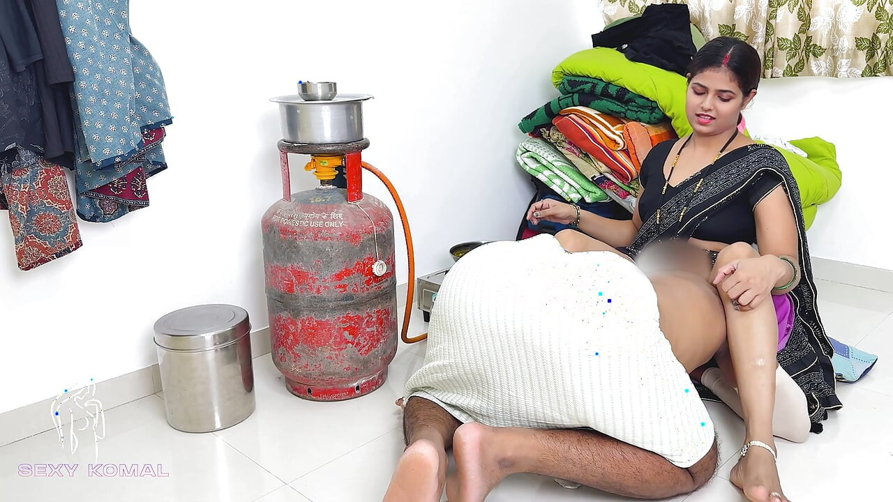 Komal Pati Ko Subah Jaldi Ka Ma Par Par Ke Naha Kar Khaa Na Ke Baith Roti Na Nahi Bani Thi Komal's Liat Chaat Ke Pet Bhar Liya Thi