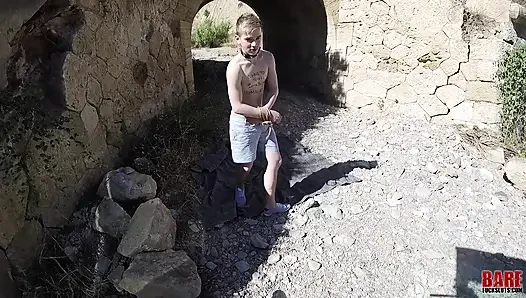 Küçük bir izciyi eğitiyor