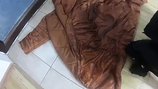 İşeme, boşalma ve deli gömleği takıntılı oral seks, altın duş ve ıslak fetiş oyunu