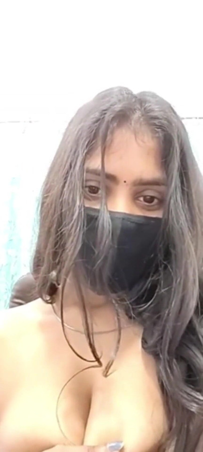 Namorada mostra e pressiona seus peitos em vídeo chamada | Clipe 1