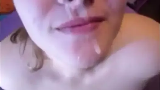 Une femme fait regarder son mari pendant qu'elle suce la bite d'un mec et prend un facial