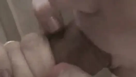 Azdırıcı baştan çıkarıcı kadın yavaşça soyunuyor