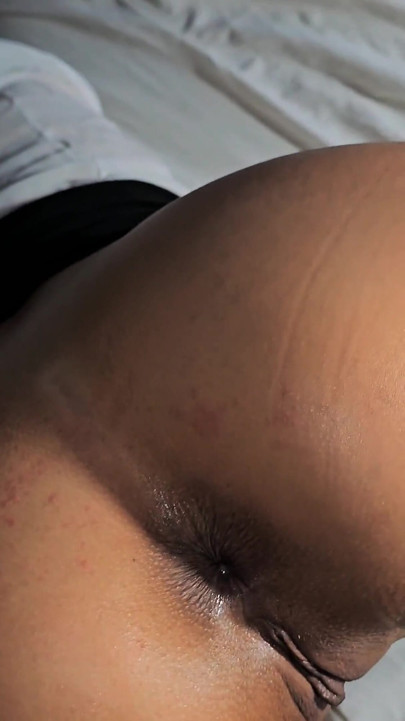 Neuvěřitelný sexy hustý anál zezadu v těsném pružném zadku s výstřikem do kundičky