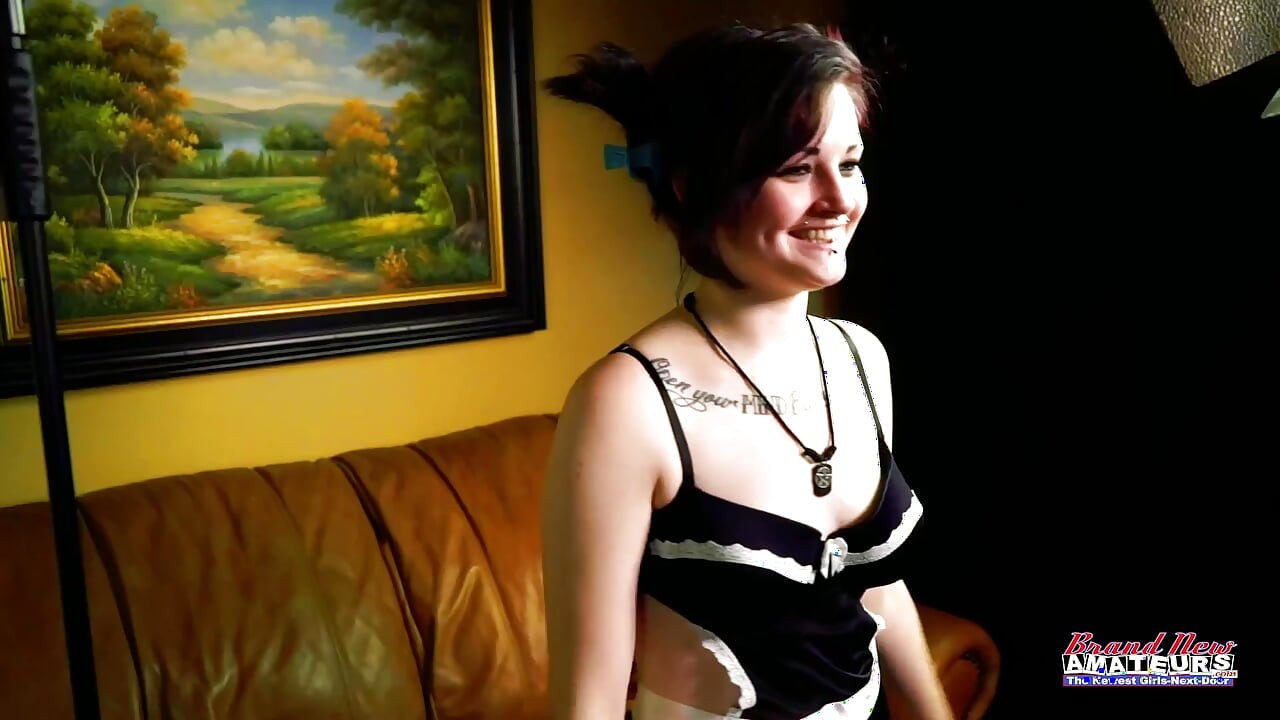 Marcie vú to xăm mình bú cu sâu vào họng sau đó bị một cái âm hộ hoang dã đập mạnh!