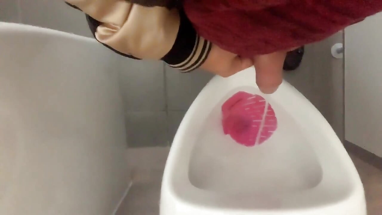 Zusammenstellung - Unbeschnittener junge pisst an verschiedenen orten - urinal, draußen