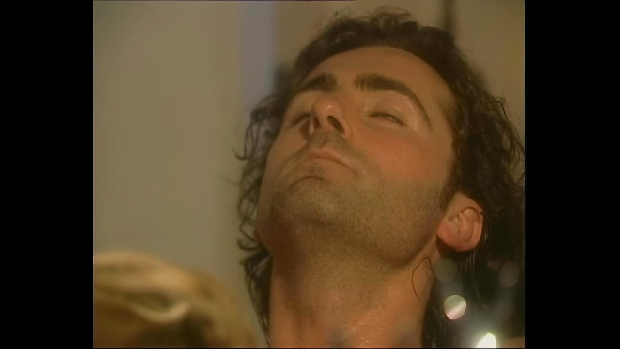 2人のエッチな友達が男友達をセックスに誘った