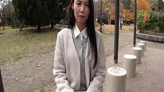A112G04 A refined mature woman in her fifties, who has served as a good wife and mother, experiences her first cheating sex in life!