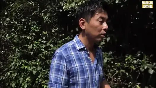 Сельский побег, где свободные духом зрелые женщины обнимают свободу взрослых под открытым небом - сцена.1