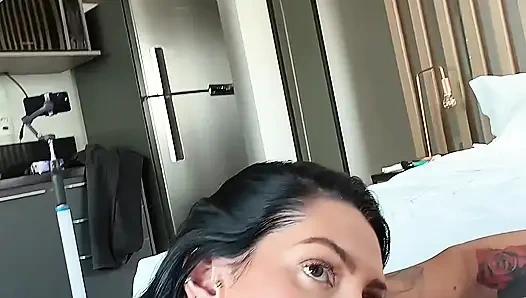 Büyük yarağa biniyor ve durmayacak - esmer gostosa sert domaltarak sikişiyor ve bakış açısında kovboy kız