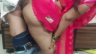 Pembe sari giymiş Hintli hatun erkek arkadaşını kocasını aldatarak sikiyor