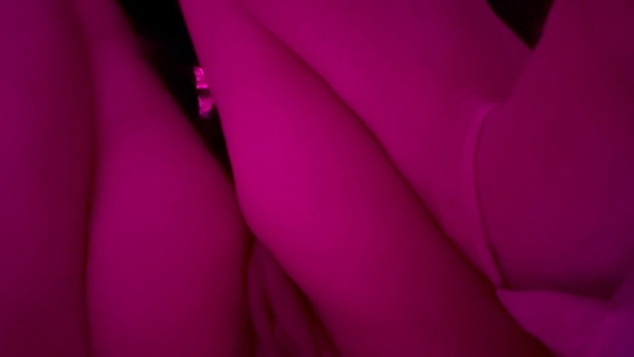 Italiana peituda milf Artemisia Love mostrando sua buceta em público à noite e fumando