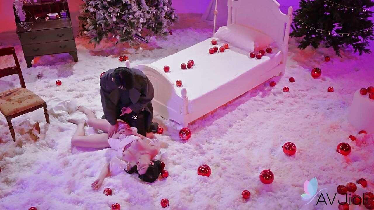 Jiaxin Is the Horny Snow White Who Gets Fucked by the Prince