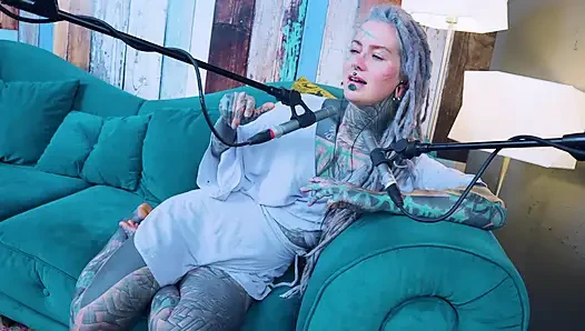 Aku berbicara tentang Z - zeal - ASMR podcast SFW berbicara dengan gadis gothic kurus model tato gimbal bertato