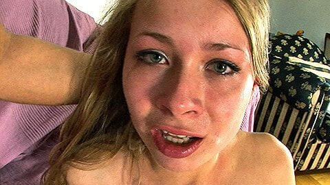 Chica flaca de piernas largas obtiene anal y arcadas en la polla