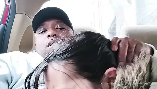 Asiatischer straßennutte-blowjob im auto - riskantes straßenrand-halsfick &schlucken & MILf