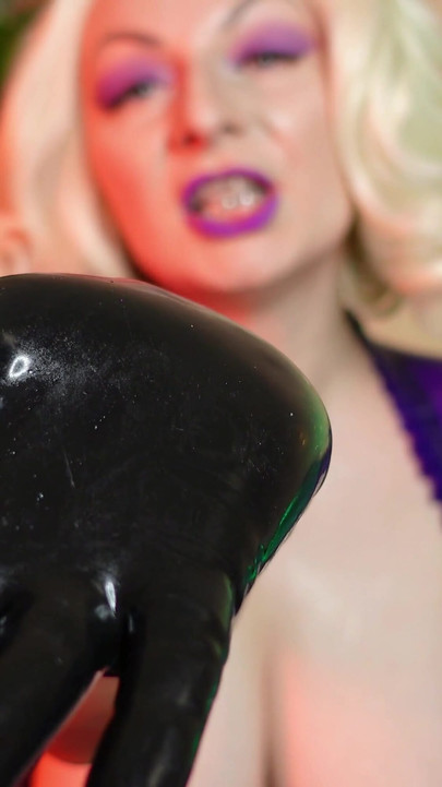 A "JOI jverk off utasítás és CEI cum étkezési utasítások - rögzítse a latexet, a MILF Arya mocskos beszédű szerepjátékot" kulcsfontosságú pillanata;