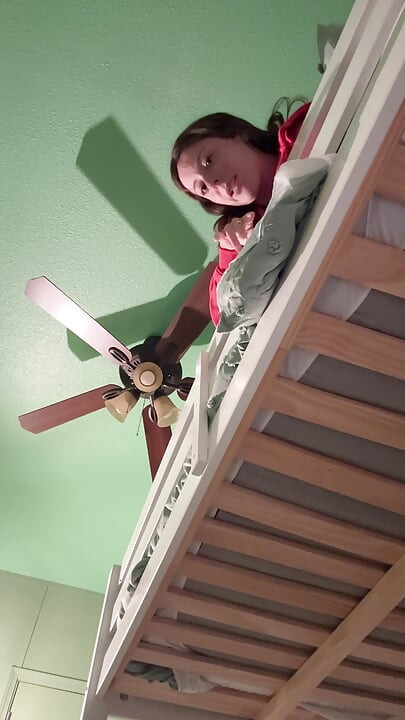 Quarto com sua meia-irmã se torna sexual .. É por isso que camas de beliche são sempre uma boa ideia!