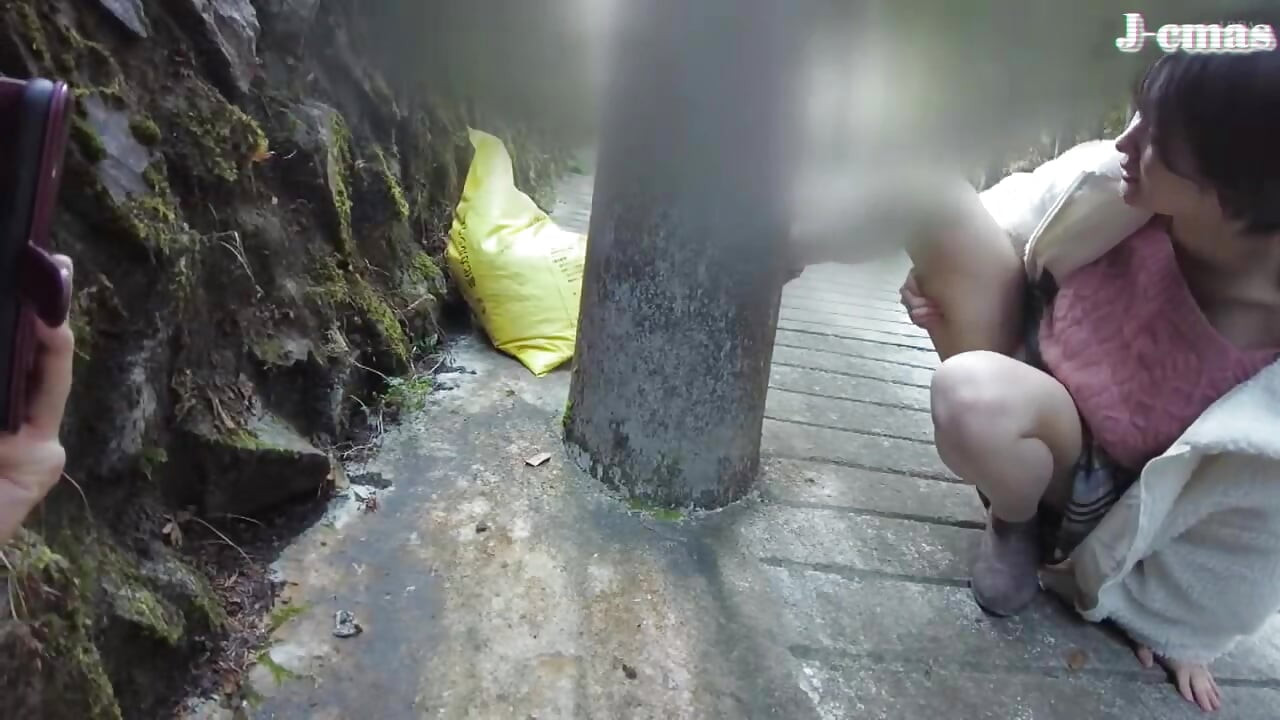 Откровенная красотка обнимает открытый воздух и оставляет теплый след там, где страсть переполняет 1-ю половину - C