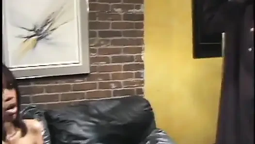 Azgın tatlı kız pembe amının büyük siyah bir yarakla sikilmesinin tadını çıkarıyor