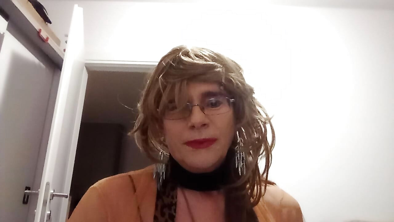 Tranny milf pronkt en voert striptease uit in haar nieuwe lingerie en stijlvolle sandalen