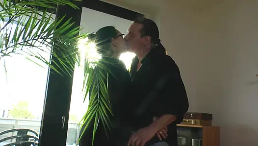 Tätowierte MILF genießt intensiven amateur-sex mit fingern und lecken