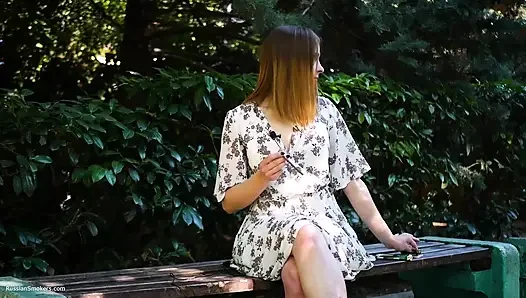 Evgeniya lagi asik merokok