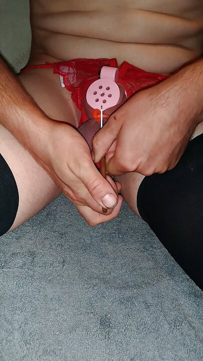 使用者戴貞操鎖使用彈力環