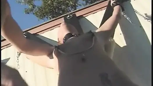 Brunette sub menggosok memeknya saat berbaring di tempat tidur