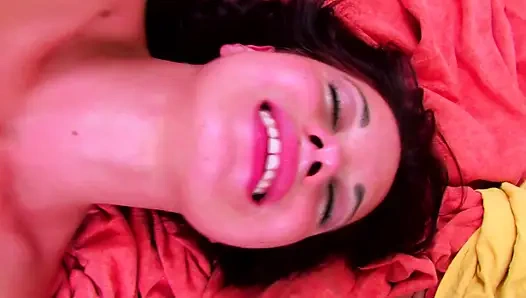 Двух очаровательных тинок трахают на фотосессии